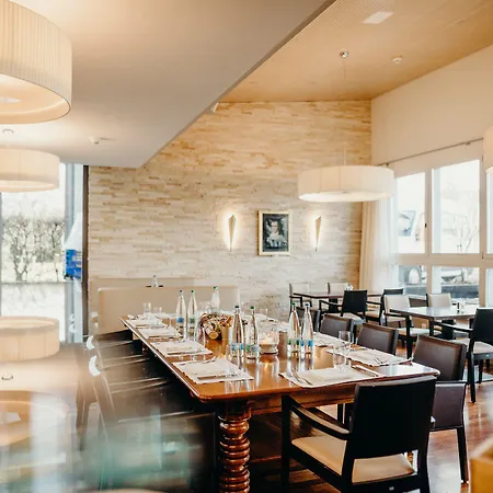 Schloss Huenigen Szálloda